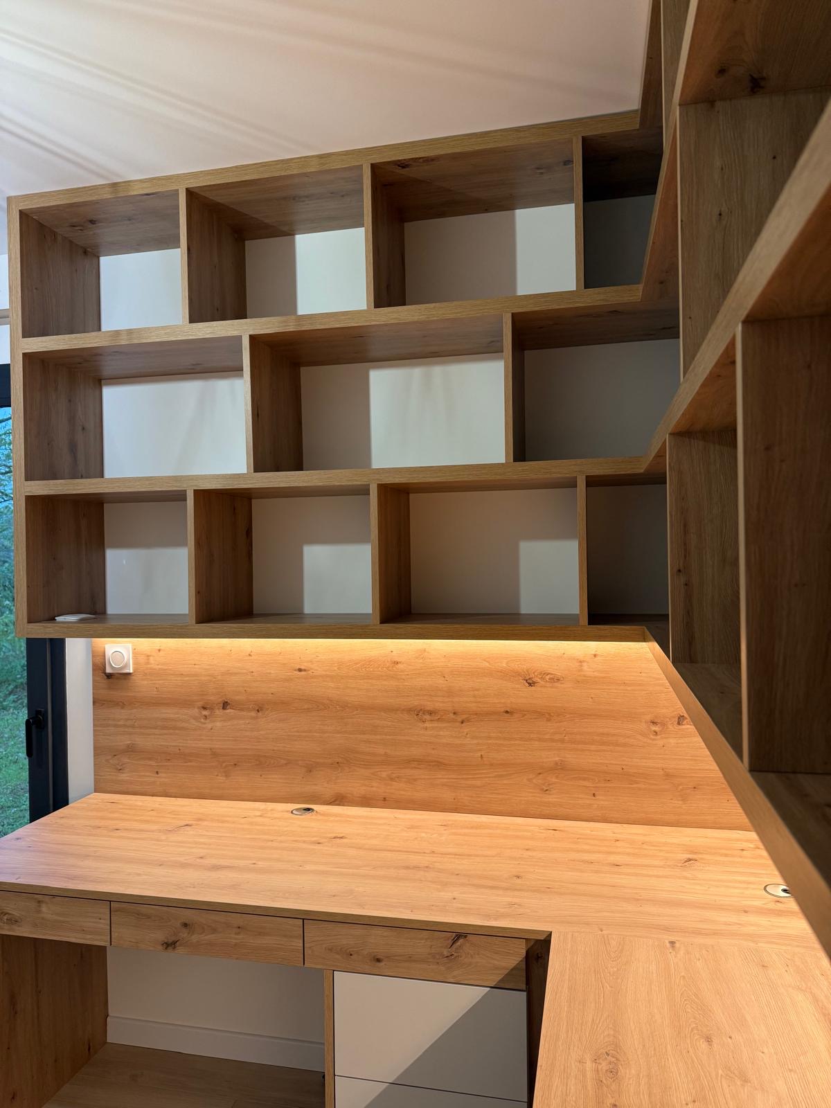 BUREAU ARRONDI SOUS ESCALIER