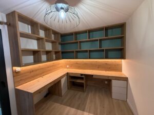 BUREAU ARRONDI SOUS ESCALIER