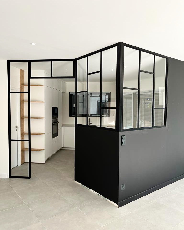 Verrière cuisine alu noir avec sous-bassement