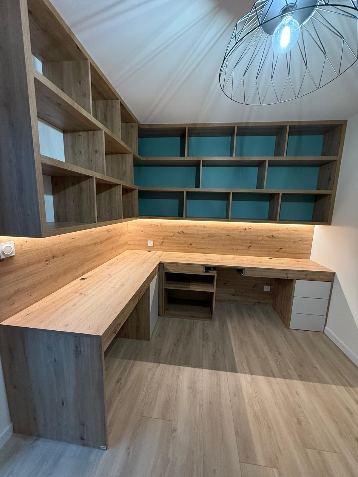 BUREAU ARRONDI SOUS ESCALIER