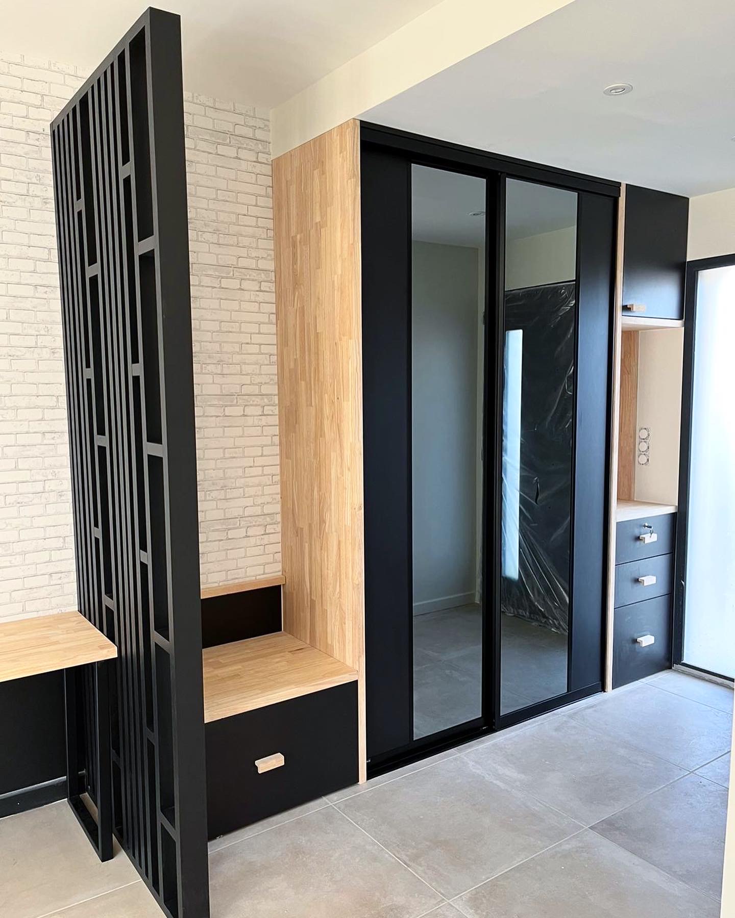 Entrée maison banc et verrière