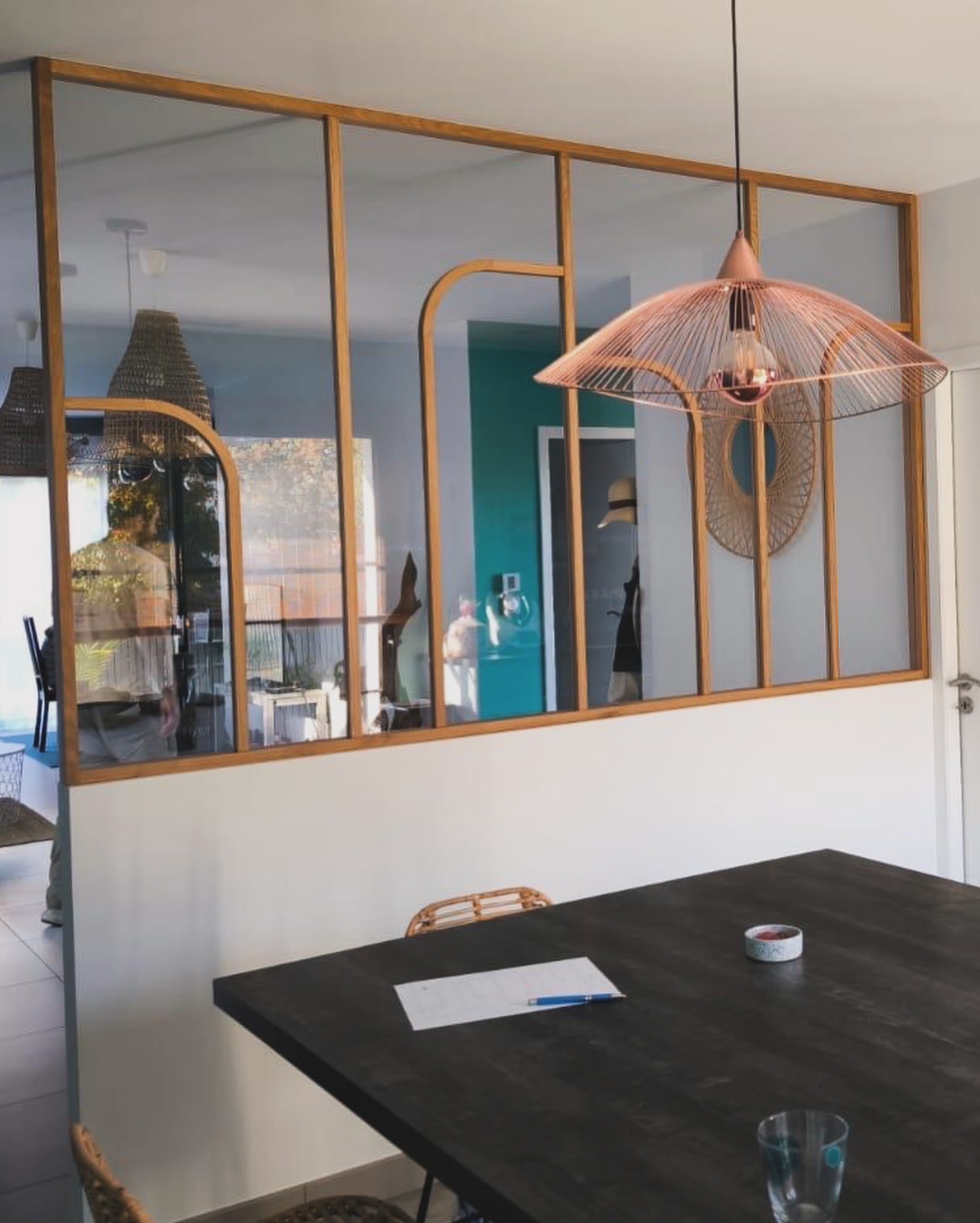 Claustra en bois massif et niches noires