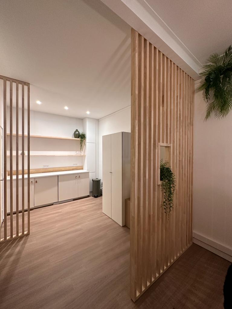 Blanc entrée claustra bois