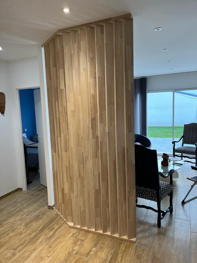 Blanc entrée claustra bois