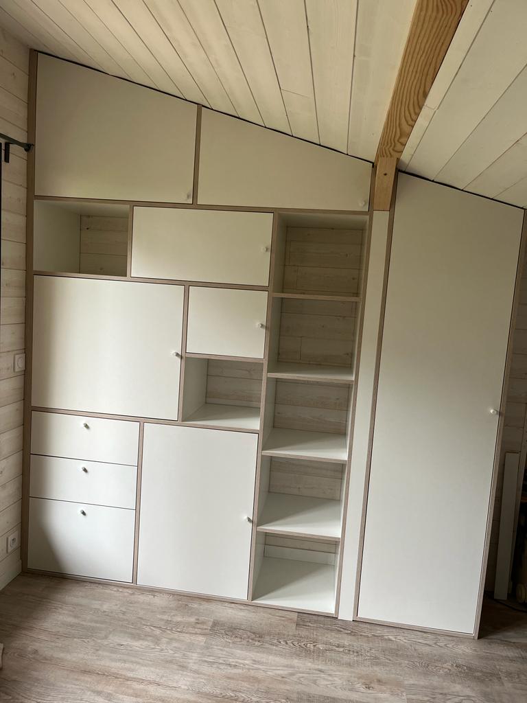 Placard sur-mesure avec banc d&rsquo;entrée