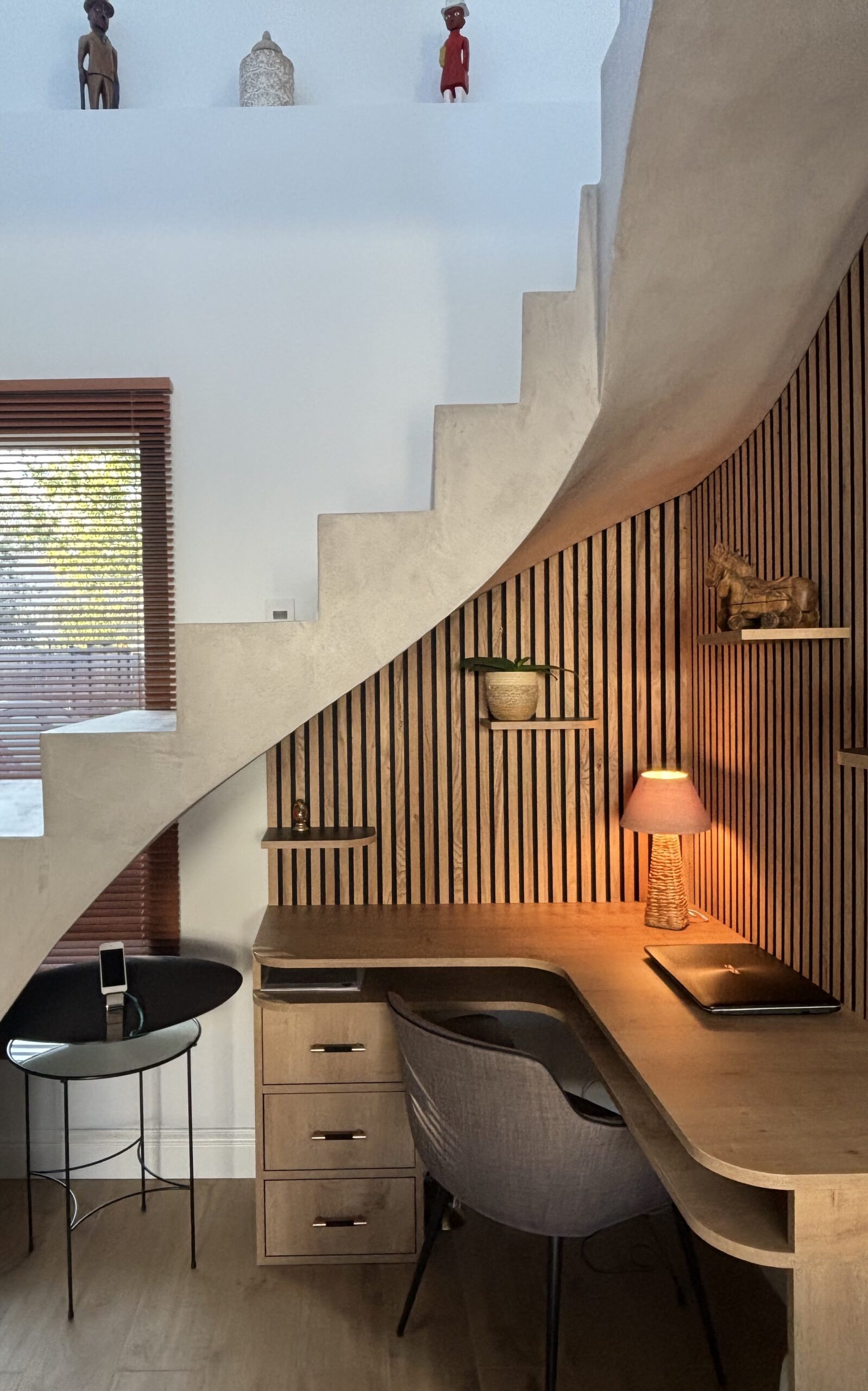 BUREAU ARRONDI SOUS ESCALIER