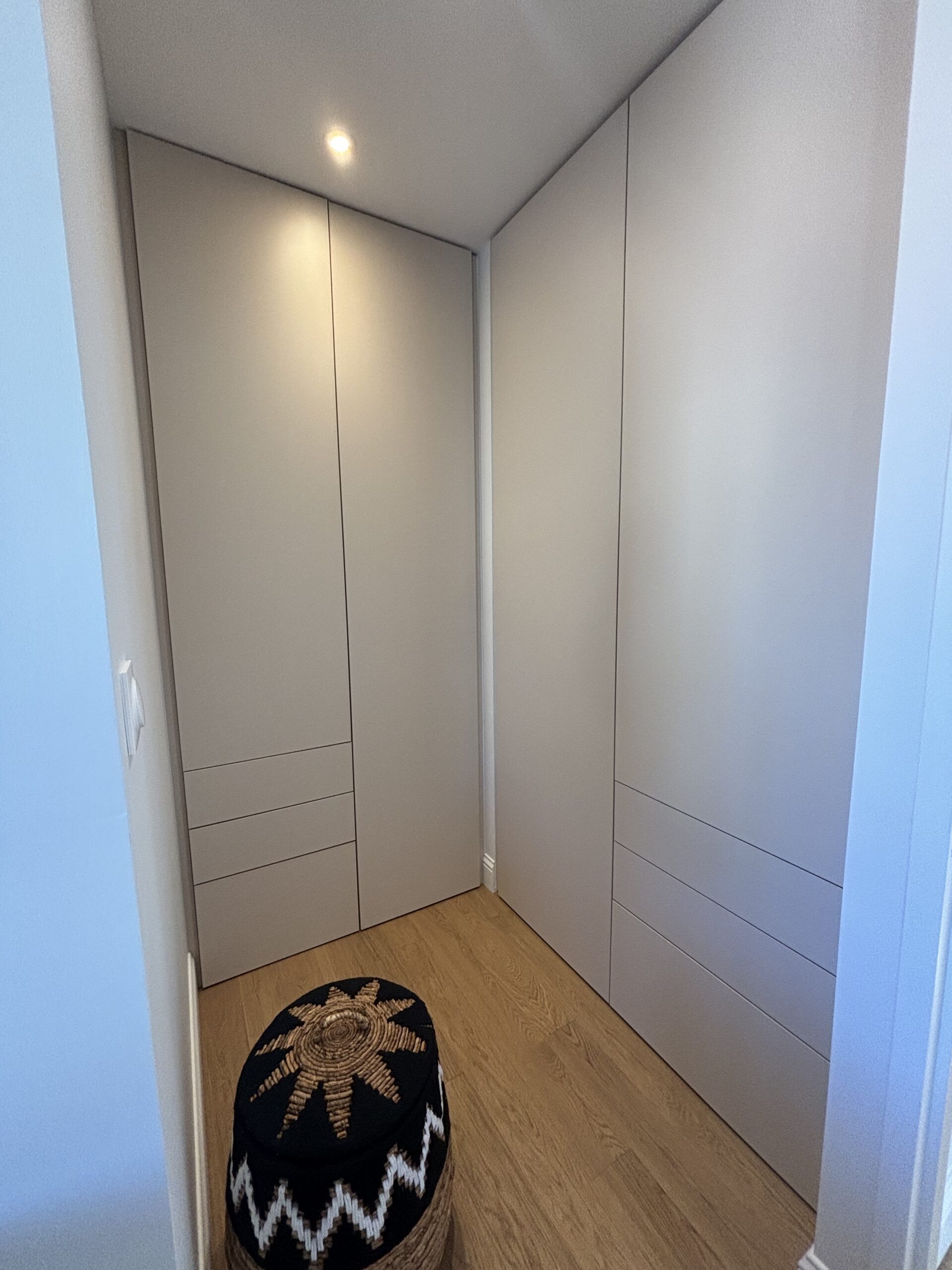 Placard sur-mesure dans une chambre