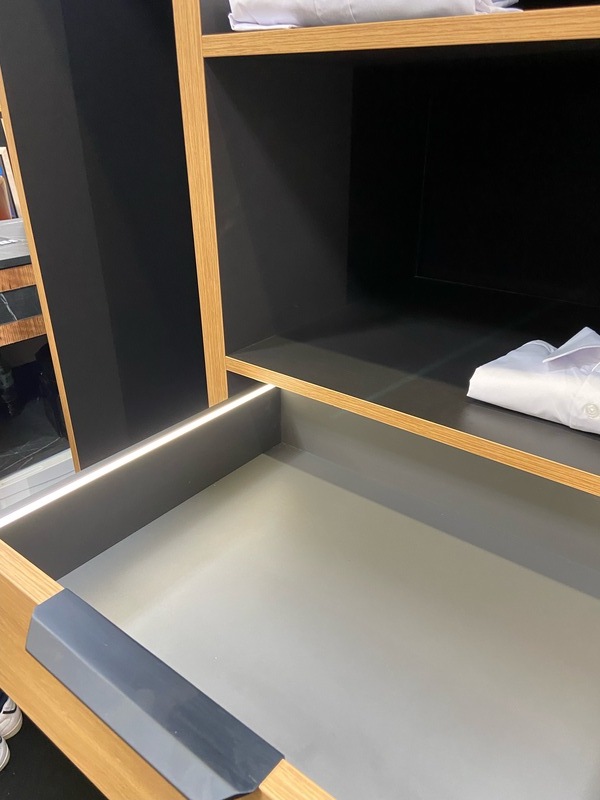 Placard sur-mesure portes battantes avec niches