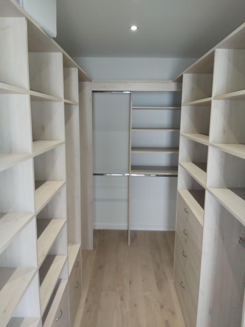 Placard sur-mesure portes battantes et niche télévision