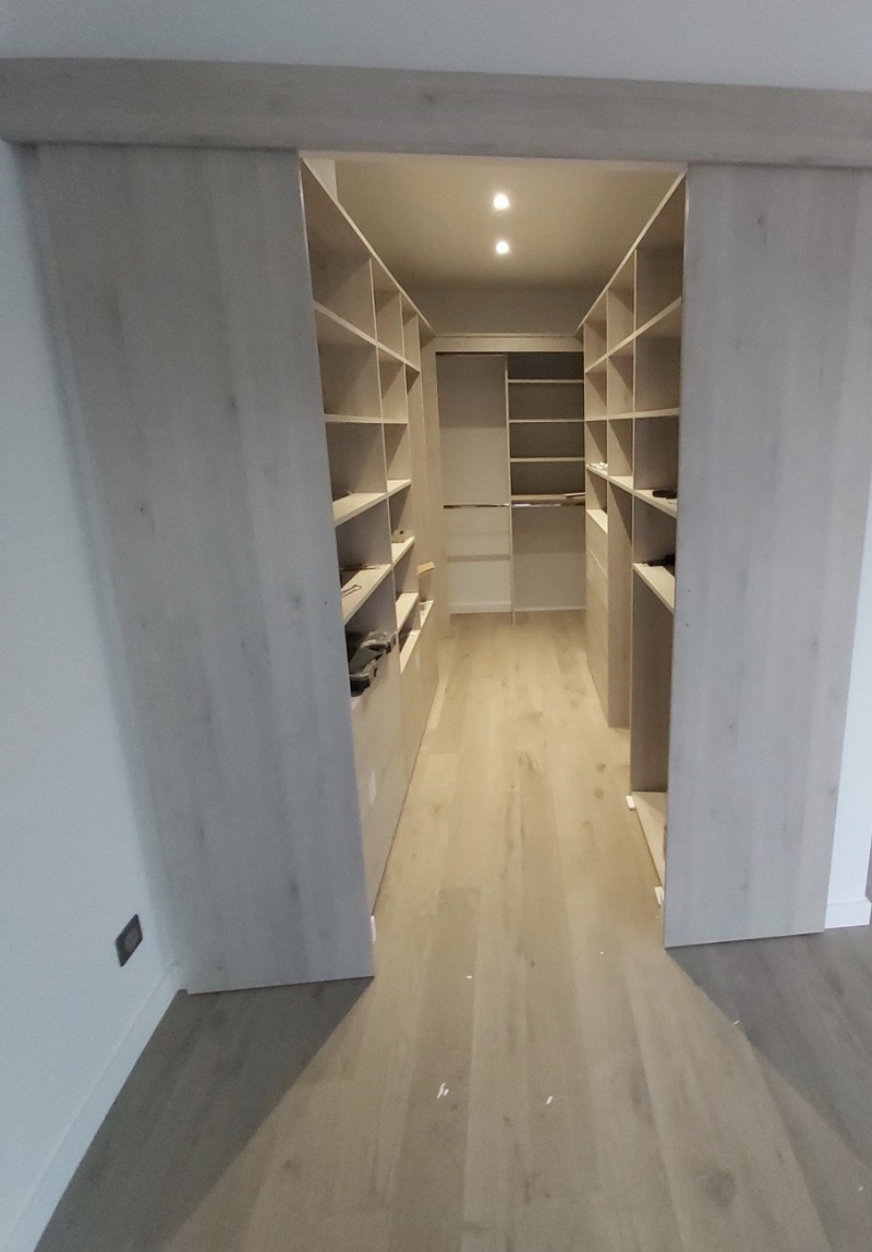 Placard sur-mesure d&rsquo;angle avec étagères