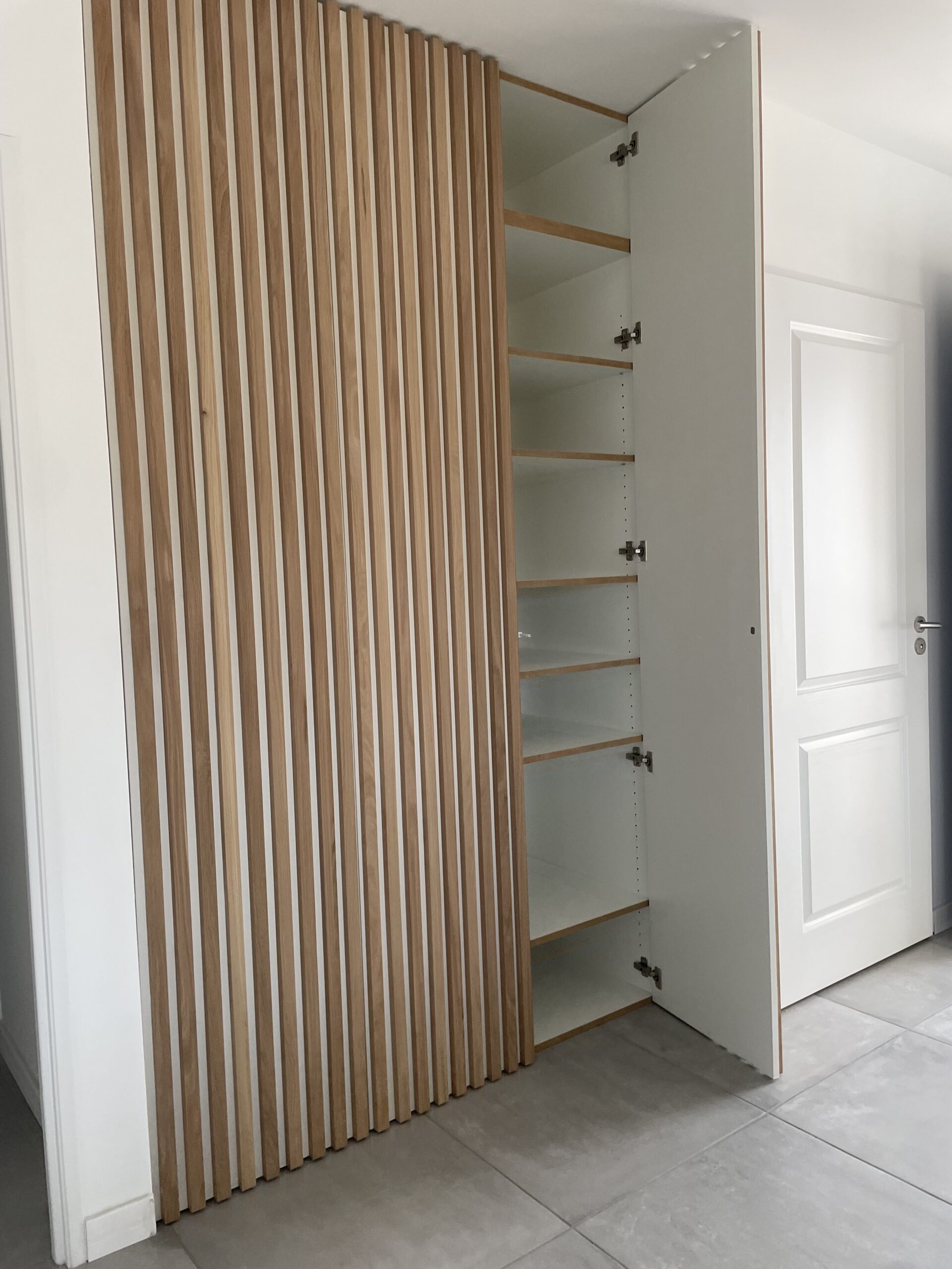 Placard sur-mesure dans une chambre portes battantes