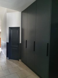 Placard sur-mesure portes battantes d&rsquo;une chambre