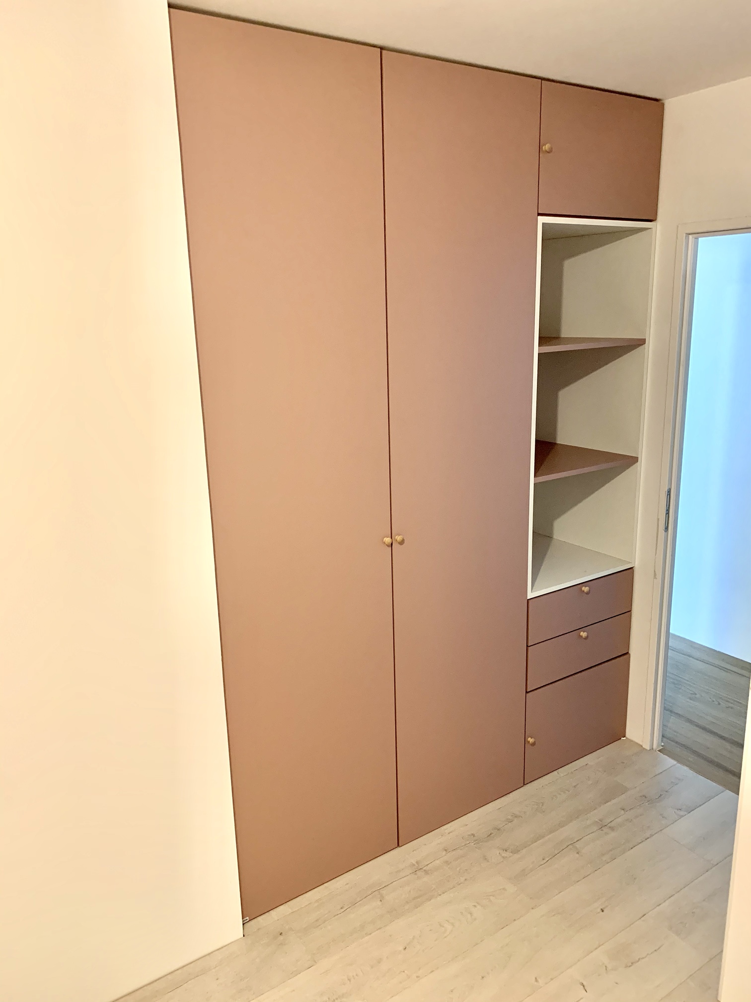 Placard sur-mesure système push avec niches