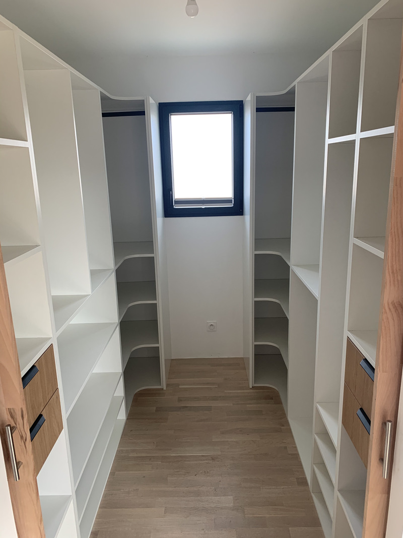 Placard sur-mesure avec banc d&rsquo;entrée