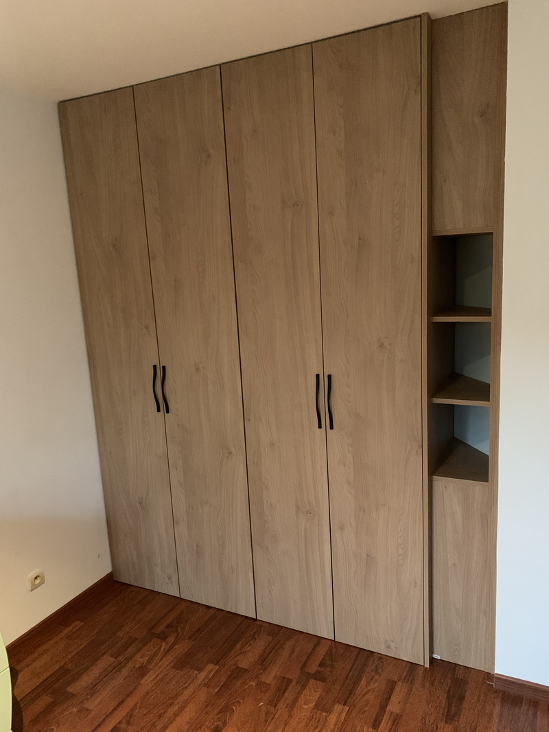 Placard sur-mesure d&rsquo;une chambre avec Commode
