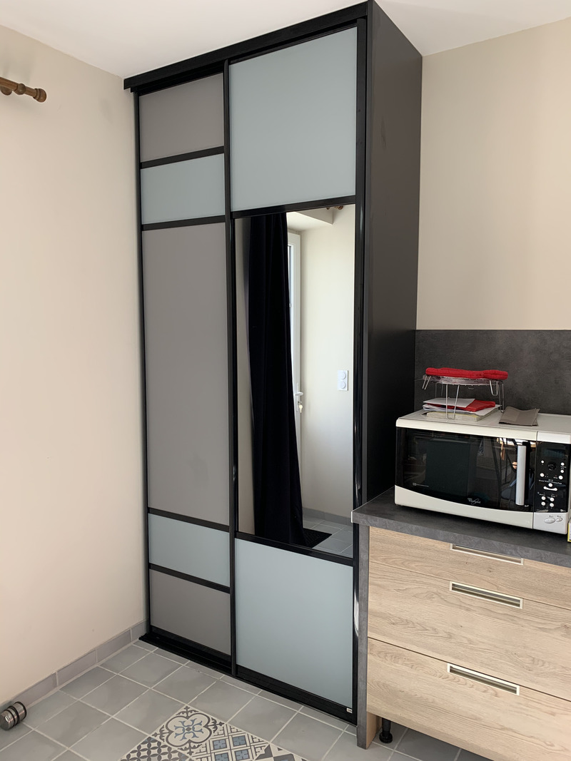 Placard sur-mesure d&rsquo;une entrée portes battantes