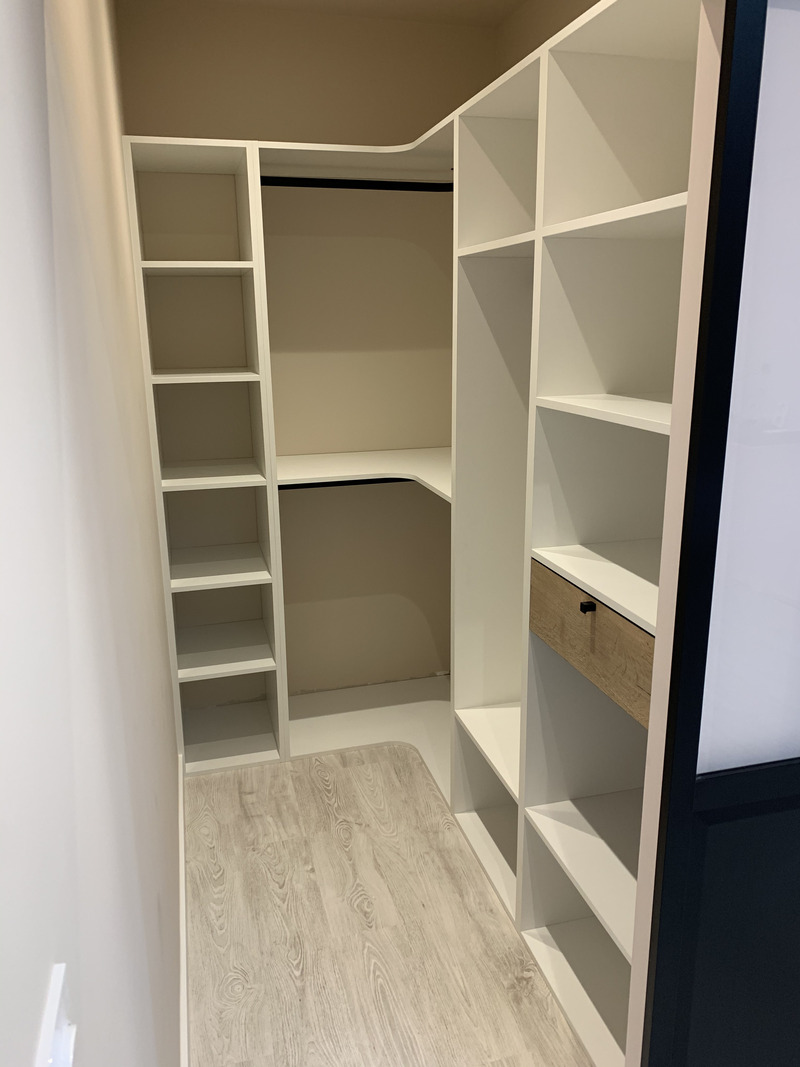 Placard sur-mesure déstructuré portes coulissantes