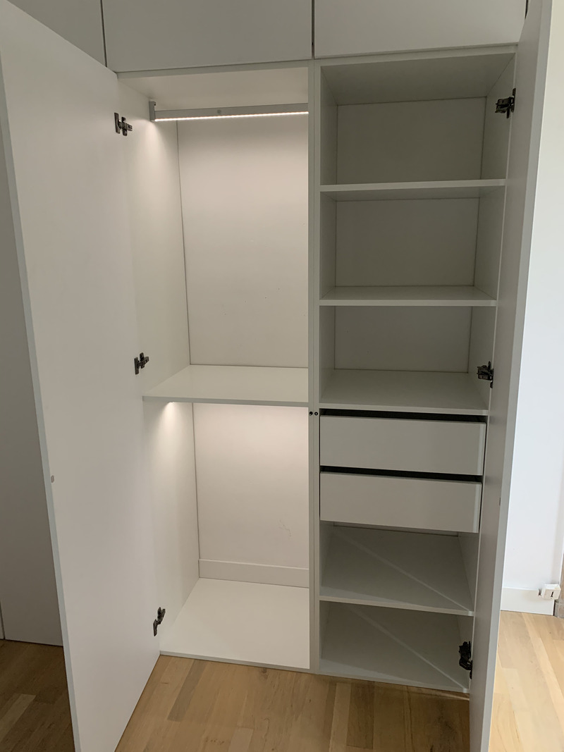 Placard sur-mesure d&rsquo;angle avec niches