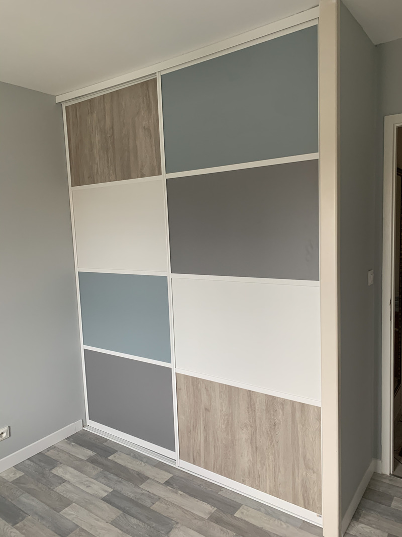 Placard sur-mesure portes invisibles battantes