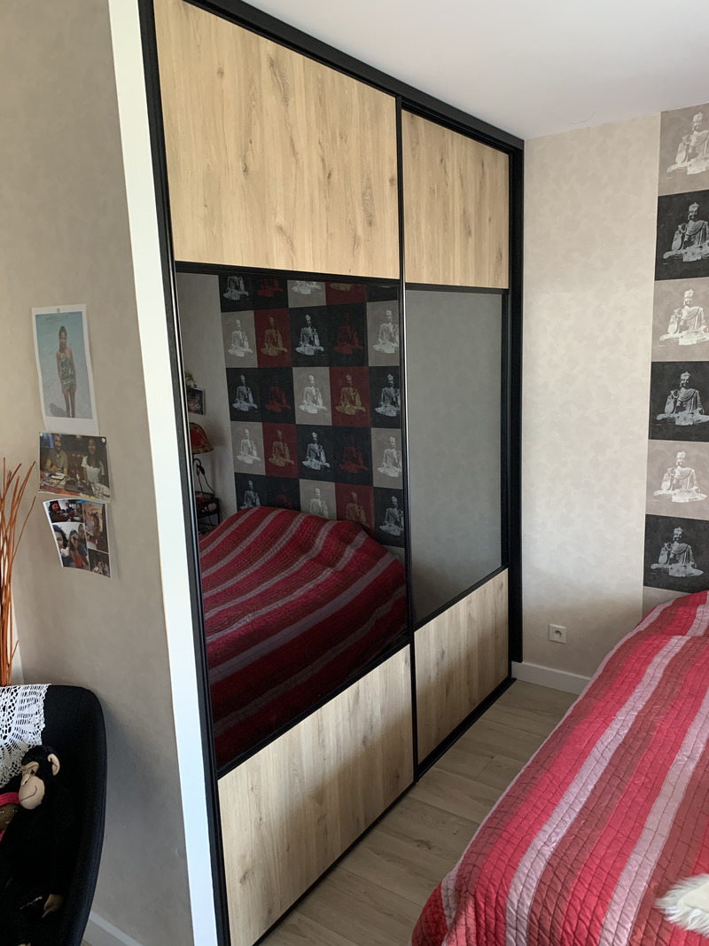 Placard sur-mesure à portes coulissantes