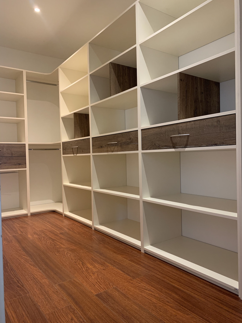 Placard sur-mesure porte battantes & niches