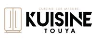 Logo Kuisine Touya: icône meuble/armoire double porte beige, texte "KUISINE TOUYA" et "CUISINE SUR MESURE" sur fond sombre.