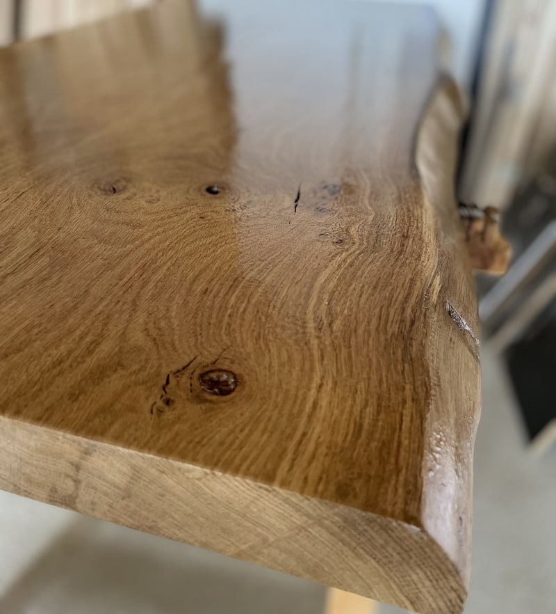 Chêne Massif Brillant : Résine Époxy et Bords Vivants Plateau en chêne massif avec finition résine époxy brillante. Détails du grain, nœuds et bords vivants naturels du bois.