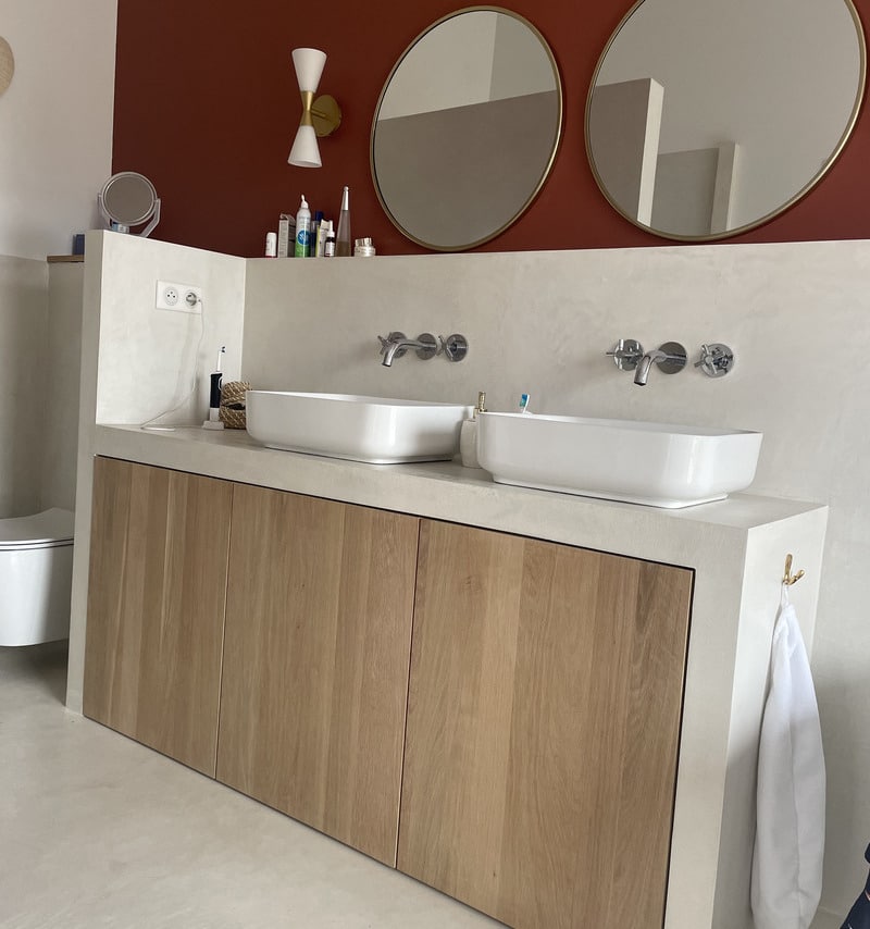 Design Salle de Bain Moderne: Double Vasque, Bois, Terracotta Salle de bain moderne avec double vasque à poser, robinets muraux, meuble bois clair, murs rouge terracotta et miroirs ronds dorés.